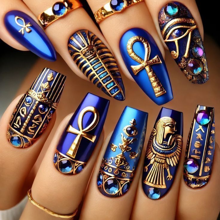 Diseño de uñas azul y dorado en Imperio de Belleza Cali Centro